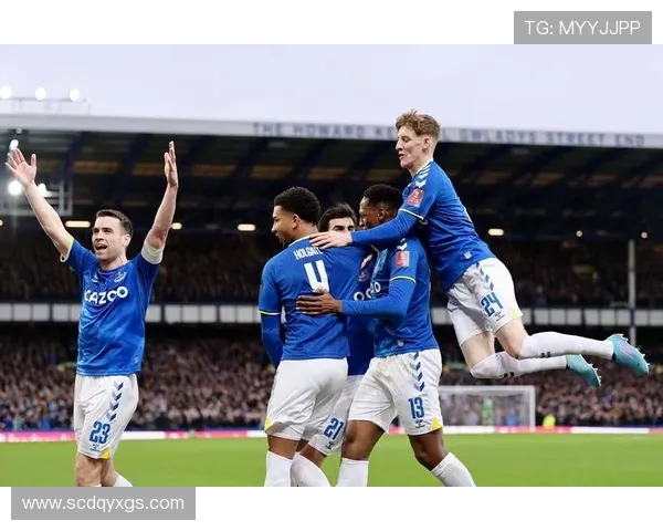 帕尔默新女友亮相斯坦福桥助阵切尔西战维拉英超赛场掀热议